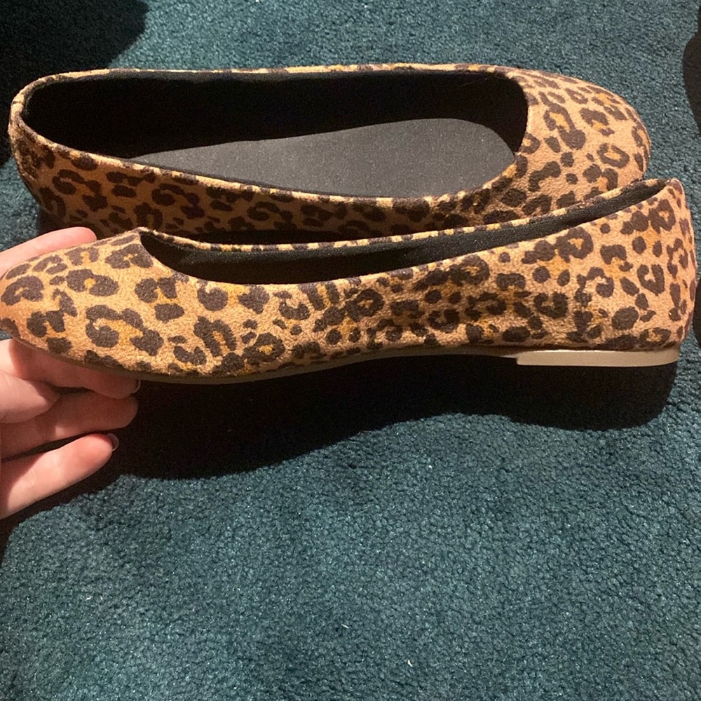 Leopard print flats that look like new!